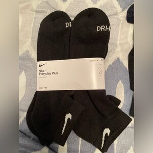 NWT NIKE  everyday dry fit black socks pack of 6